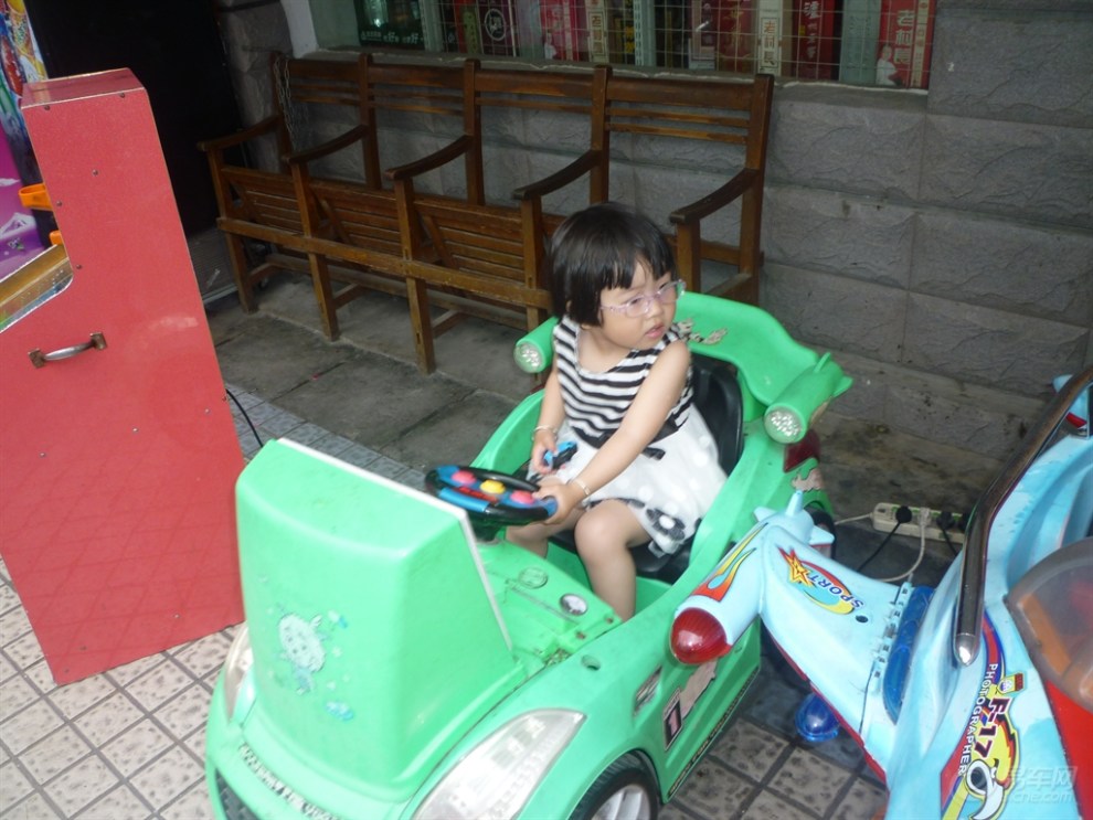 [宝贝成长日记]130526之小清妍在小超市门口坐摇摇车