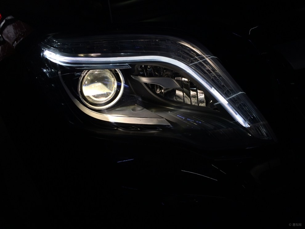 glk低配升高配,回归奔驰家族特色头灯!