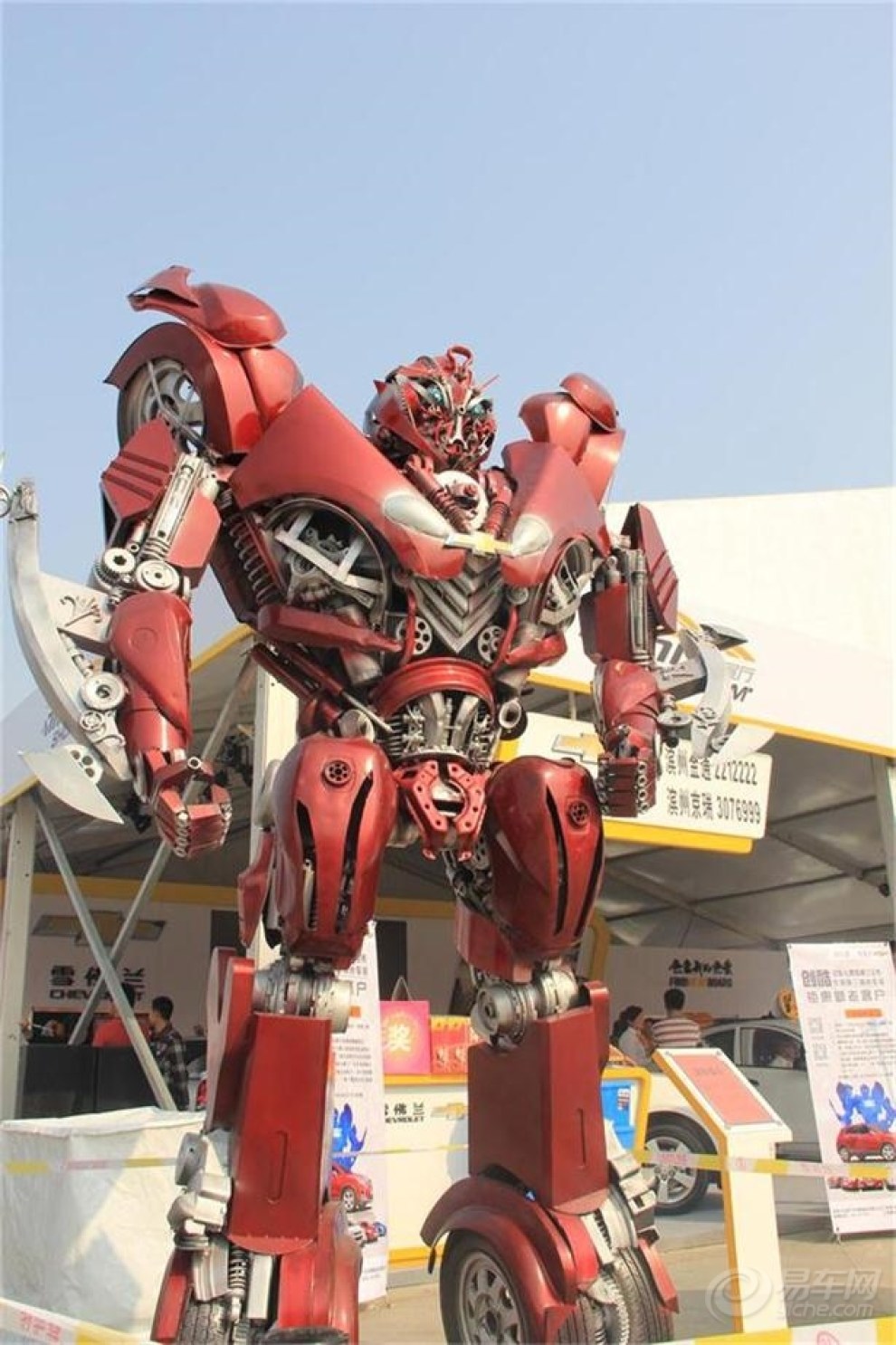 昨天从西汽车站回来,看到了真实的变形金刚