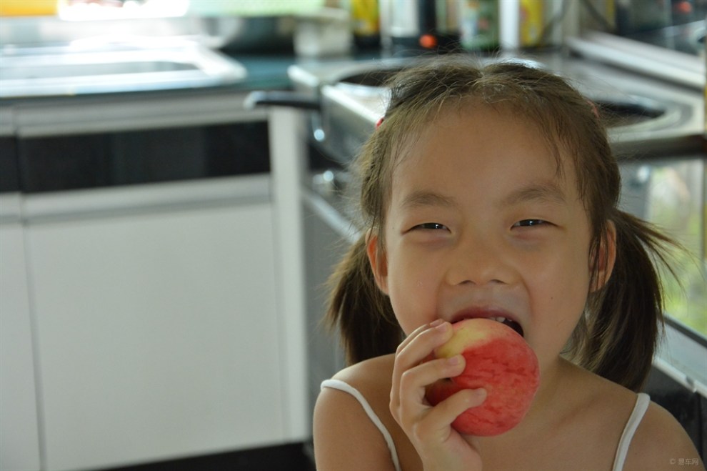 【宝贝快乐秀】吃个桃子