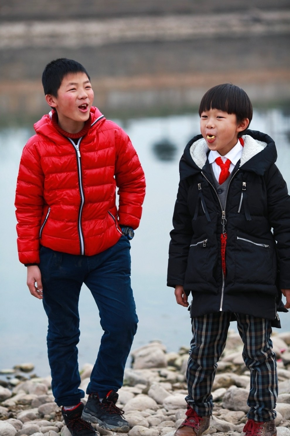 【宝贝快乐秀】两个小伙伴,周末河边走走