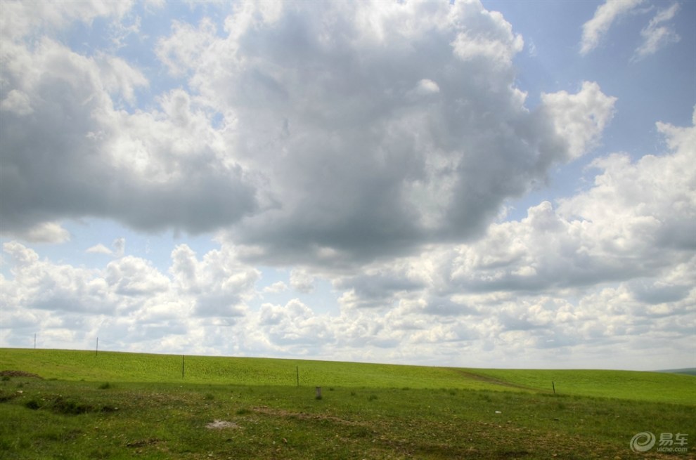 蓝蓝的天上白云飘,白云下面马儿跑