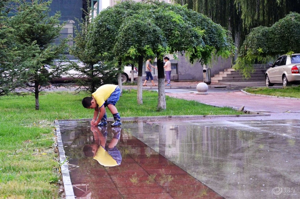 【超宝动起来】 雨过天晴后的傍晚小区里踩水洼