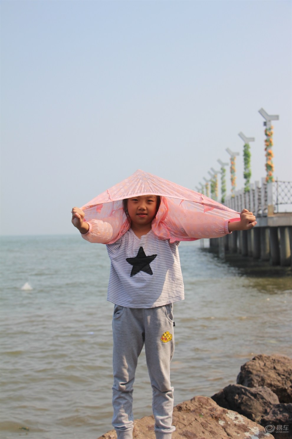 女儿练习打水漂