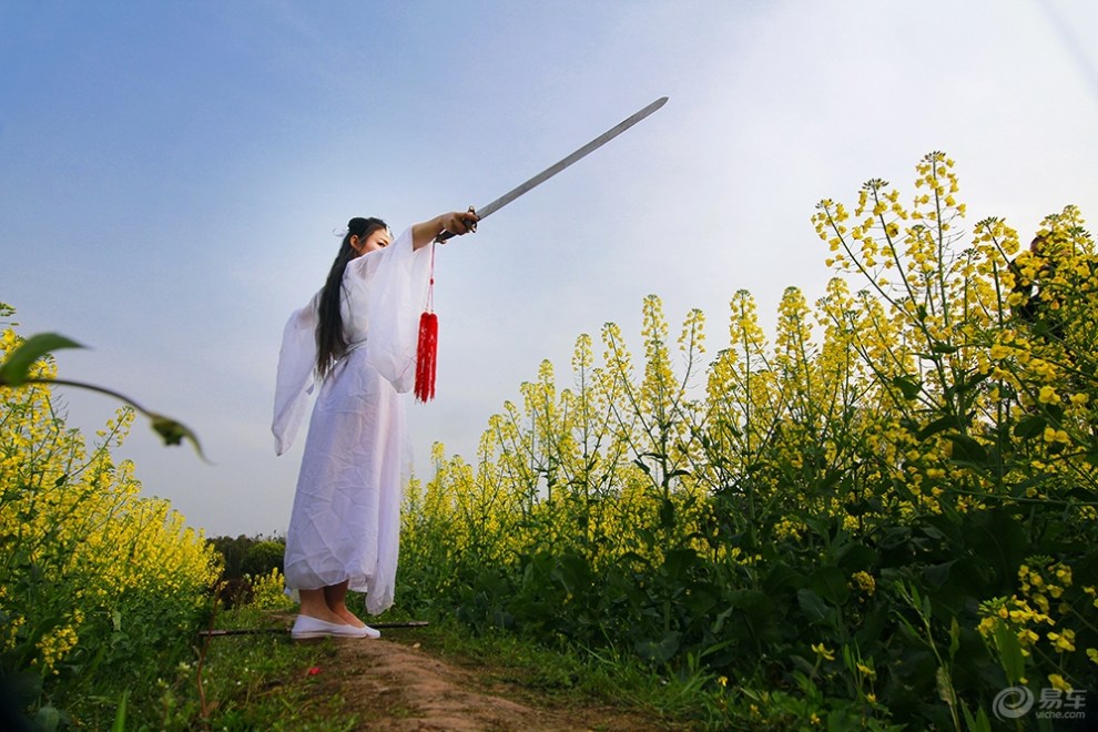 古装少女练古剑