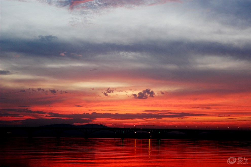 【夏日—最美天空】夕陽紅豔 靜坐看江風那堪回首