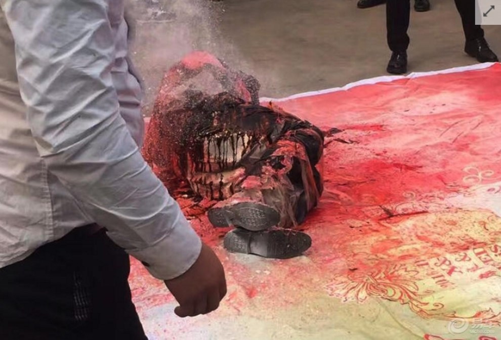 陕西婚闹现场 新郎双脚被捆