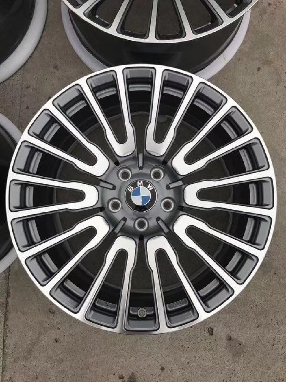 宝马18/19寸锻造轮毂多条幅的视觉冲击