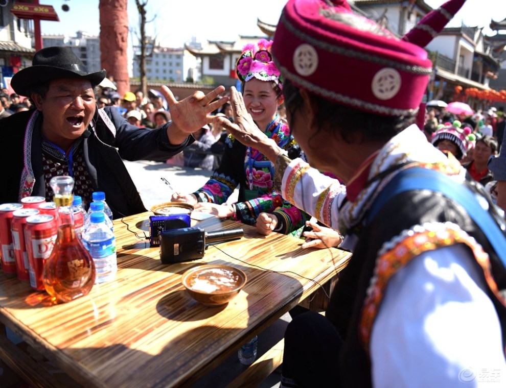 【精彩的划拳比赛】_云南社区图片集锦_汽车论坛-易车网