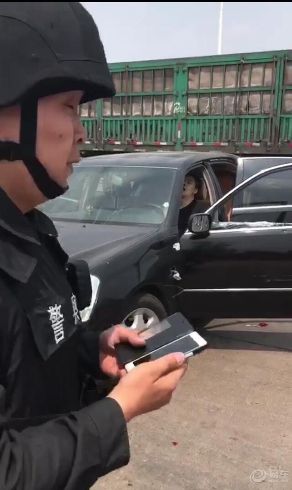 三门峡收费站,携带大量的毒贩拒捕逃