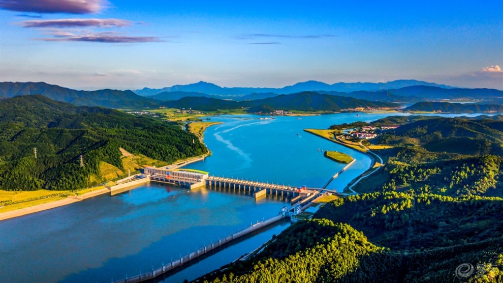 【天开玉峡展新姿】