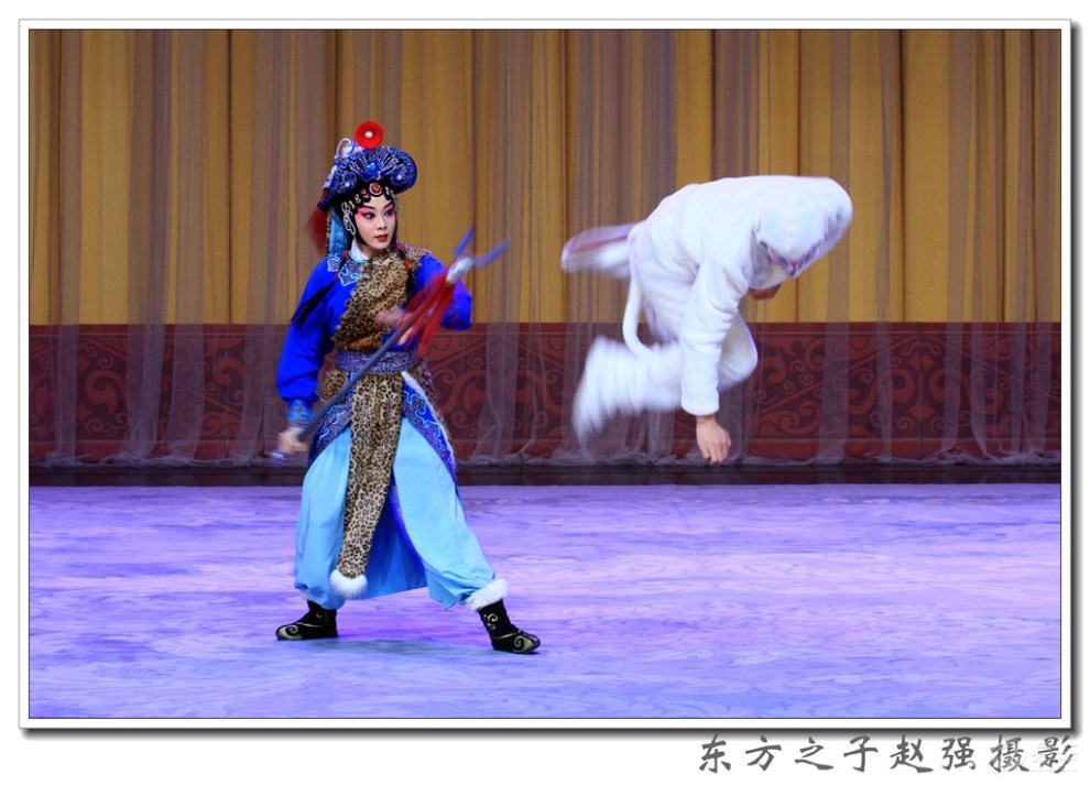 天津青年京剧团演出京剧《青城十九侠》剧照主演张梦瑶