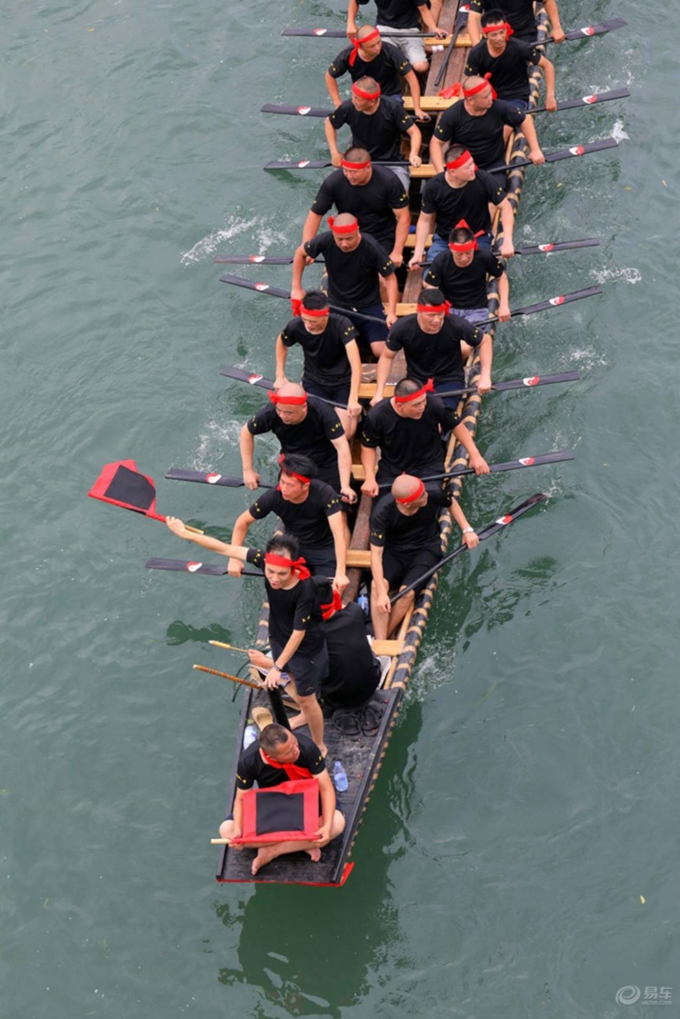 龙舟大赛前的紧张训练