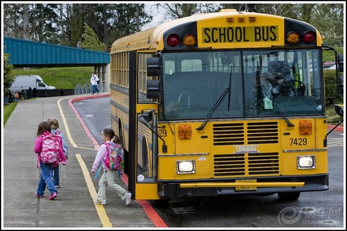 请看比丰田考斯特牛b的校车
