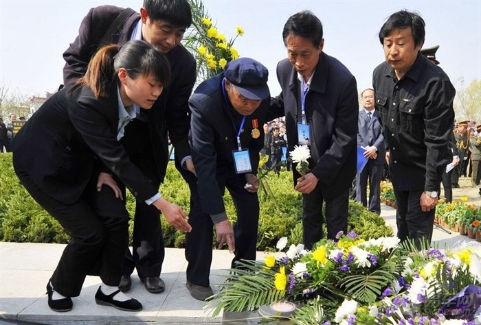 山东台儿庄厚葬国军抗战英烈